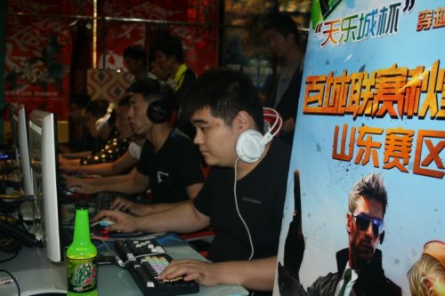 因此