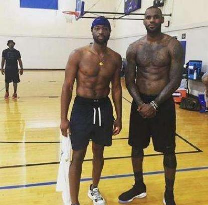 媒体面前刻 媒体面前刻